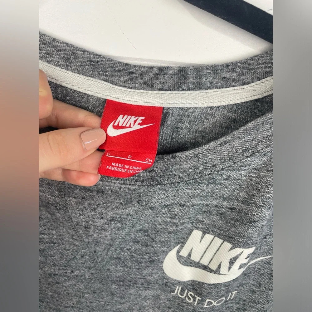 Nike Women's Gray Nike Logo Crewneck Thin Sweatshirt Size Small Women’s GUC - Picture 6 of 8